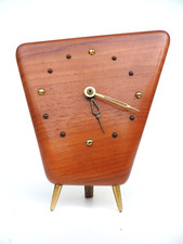 VINTAGE ASYMMETRISCHE  TISCHUHR TEAK HOLZ  MESSING QUARTZ WERK 50er - 60er JAHRE