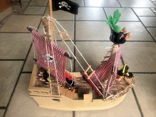 Holz Piratenschiff Holy Moly mit vielen Figuren und Segeln super Zustand