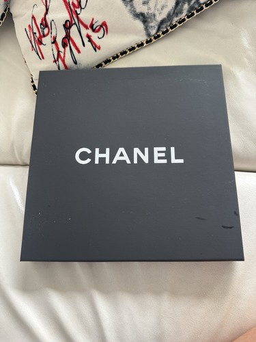 Chanel 26x26x2 karton - chanel,,