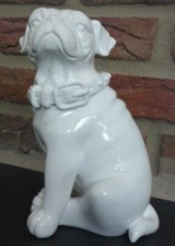 Mops sitzend Dekofigur weiß