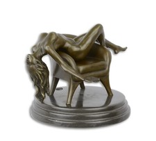 Bronzefigur Frau auf Sessel