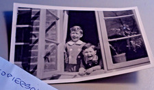 Altes Foto Kinder am Fenster