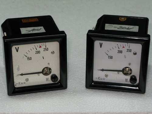 Zwei anzeigeinstrumente aus - anzeigeinstrumente,
