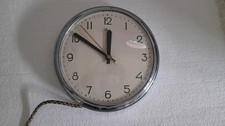 alte Wanduhr mit Kabel Uhr