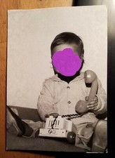 kleines Kind mit Spielzeug