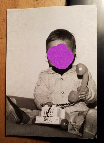 Kleines kind mit spielzeug - kleines,