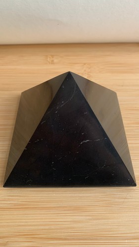Echte schungit pyramide 10x10 - schungit,