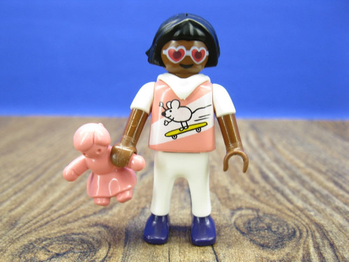 Mädchen mit puppe figur - mädchen, kind