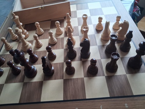 Schachbrett mit figuren - schachbrett,