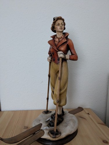 Geschnitzte figur skifahrerin - figur,