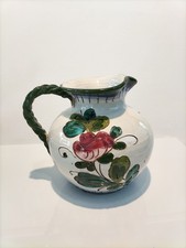 Uhralter Krug mit Blumendekor