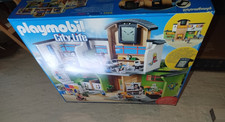 Eine große Playmobil Schule mit sehr viel Zubehör und Personen, und Fahrstuhl 