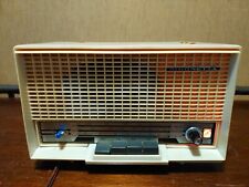 Simonetta Retro Radio. Macht ein zischendes Geräusch. Fängt keine Wellen auf.