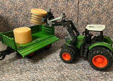 Großer realistischer Traktor