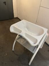 Rutschfeste Babybadewanne mit faltbarem rosa Babybadewannenhalter  / Wickeltisch