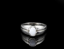 375/- 9 Kt Weißgold Damenring mit Opal, Ringgröße 62, guter Zustand.