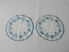 2 schöne Deckchen - Stickerei - Blumen - Antik - Weiss Blau - Tischdeckchen