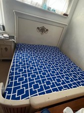 Antike Bett In Creme Farbe mit