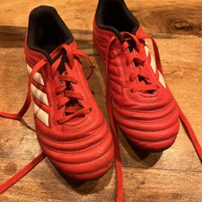 Rote Adidas Fußballschuhe