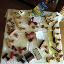 28 alte Holz-Bürostempel mit u.ohne Aufdruck+5 and.Stempel+St.kissen bl.+rot,usw