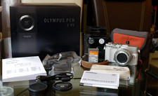Olympus PEN E-P7 mit Objektiv 14-42 f3,5-5,6 EZ, zweitem Akku und Zubehörpaket