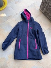 Blauer Softshellmantel der Marke Jack Wolfskin in Größe 140