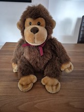 Süßer großer Plüschaffe