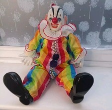 Vintage Zirkus Clown fröhlich lächelnd im Regenbogenanzug mit Keramikkopf Hände & Füße 