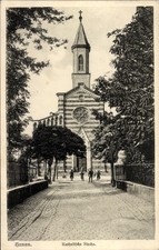 Ak Hanau am Main, Katholische Kirche,  Bäume, Straße, Menschen - 4909438