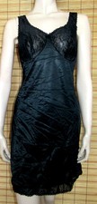 SCHWARZES UNTERKLEID - SPITZE