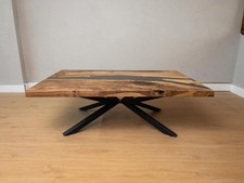 Schwarzer Epoxidholztisch