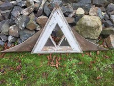 Altes dreieckiges holzfenster - altes,