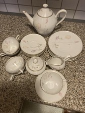 Teegeschirr mit Rosenmotiv Aus