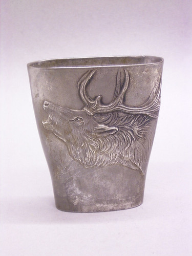 Zinnbecher mit hirschrelief - zinnbecher,