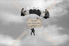 Foto Fallschirmflieger Fallschirmjäger am Fallschirm Bundeswehr 1960-70er Jahr