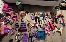5 Monster High; 10 Barbie & 3 Ken Puppen + Zubehör z.B. Pferd