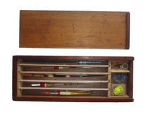 Altes Angelgerät, für Liebhaber!, 5 Wickelbrettchen mit Posen, in Holzschatulle