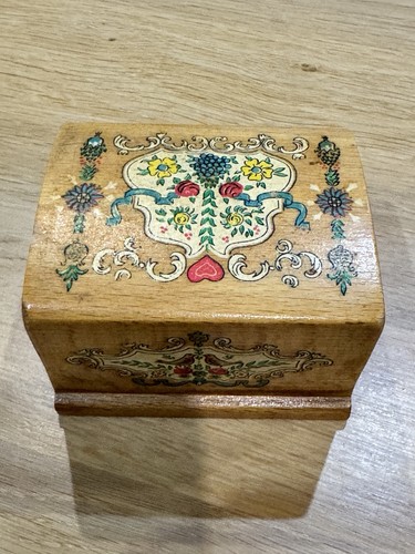 Vintage spardose aus holz mit - vintage,