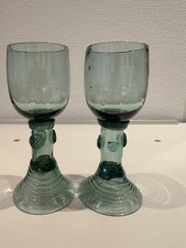 Zwei alte weingläser römer - zwei,