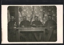 Foto-AK Vier Soldaten mit Zither an einem Tisch sitzend, Gewehr und Bajonett hä 
