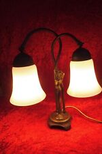Schöne Figurenlampe, Tischlampe , Bronze -Fuß : weiblicher Akt , 2 Glasschirme