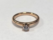 schöner goldfarbener Skagen Denmark Ring mit klarem Stein