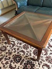 Couchtisch aus Holz mit Glasplatte