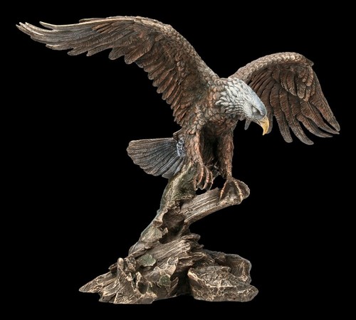 Große adler figur landet auf - adler-figur,