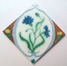 Antike Jugendstil-Fliese Kachel, florales Motiv: Blaue Blüten, Flachrelief