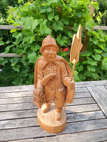Holzfigur geschnitzt