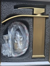 Nagelneuer goldener Wasserhahn