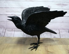 Bronze Rabe mit gespannten