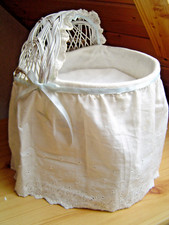 Altes Puppen Bett Rattangeflecht und Sessel/Stuhl für Puppen und Teddys