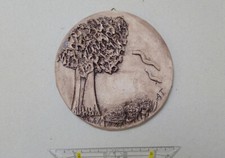 Runde Dekokachel im Landhausstil, Ton mit Baummotiv, Wanddeko